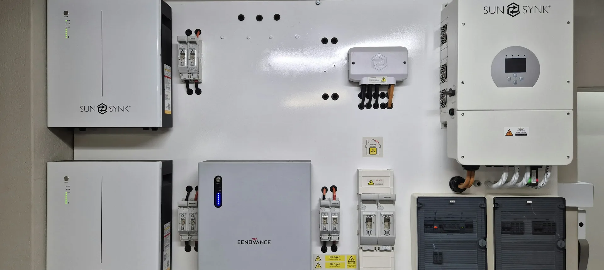 Hệ hybrid, pin lưu trữ điện mặt trời